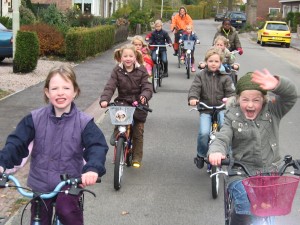 Fietsen in een lange rij